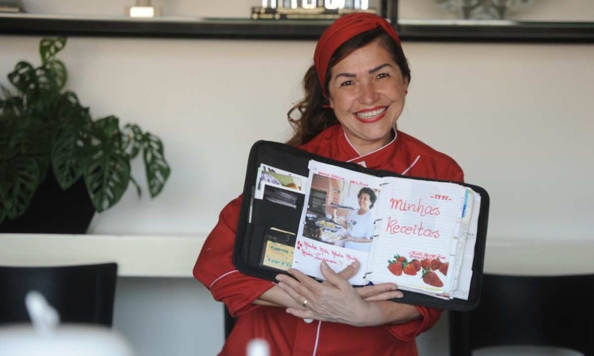 Do que tinha no seu enxoval de casamento, Rosilene Campolina guarda com carinho o caderno onde reuniu receitas das mulheres da família