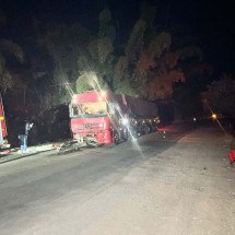 Duas pessoas morrem carbonizadas em batida com carreta em MG - Sala de Imprensa/CBMMG