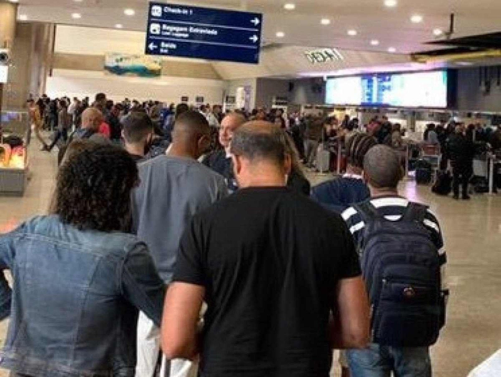 Voos cancelados da Azul causam filas no Aeroporto Internacional de BH