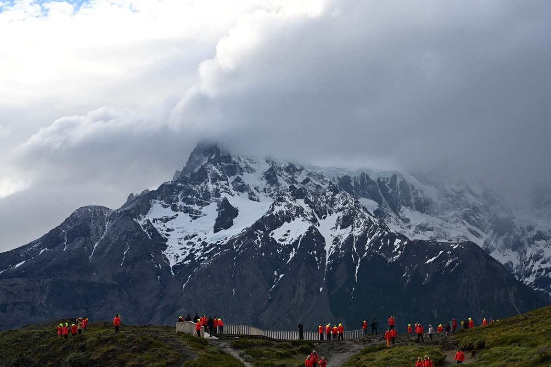 Turistas visitam o Parque Nacional Torres del Paine, no Chile