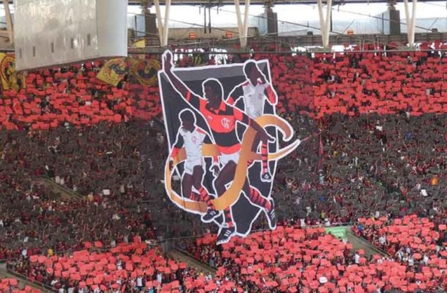 Adílio recebe linda homenagem do Flamengo no Maracanã. Confira