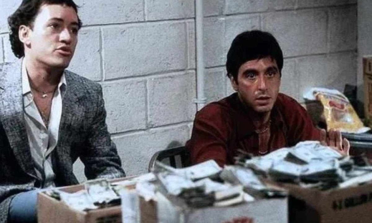 Ángel Salazar, ao lado de Al Pacino, em Scarface  -  (crédito: Universal/ Divulgação)