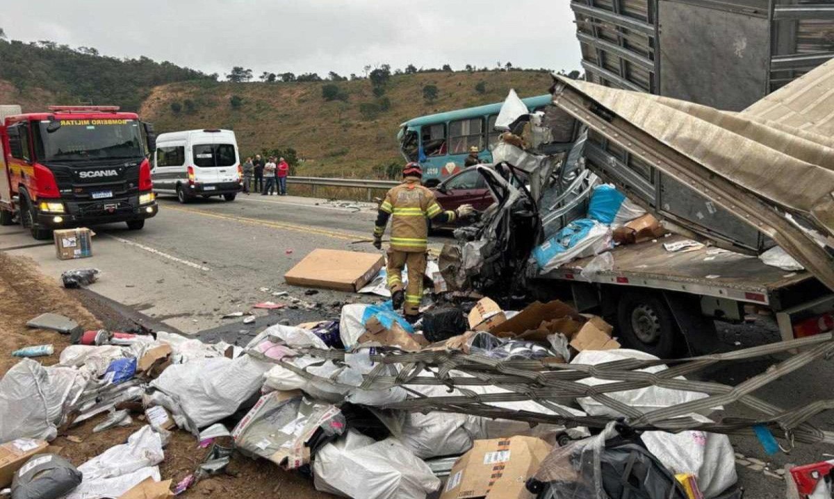 Parte da carga de caminhão ficou espalhada da pista após acidente na BR-116, em Minas Gerais -  (crédito: Corpo de Bombeiros/Divulgação)