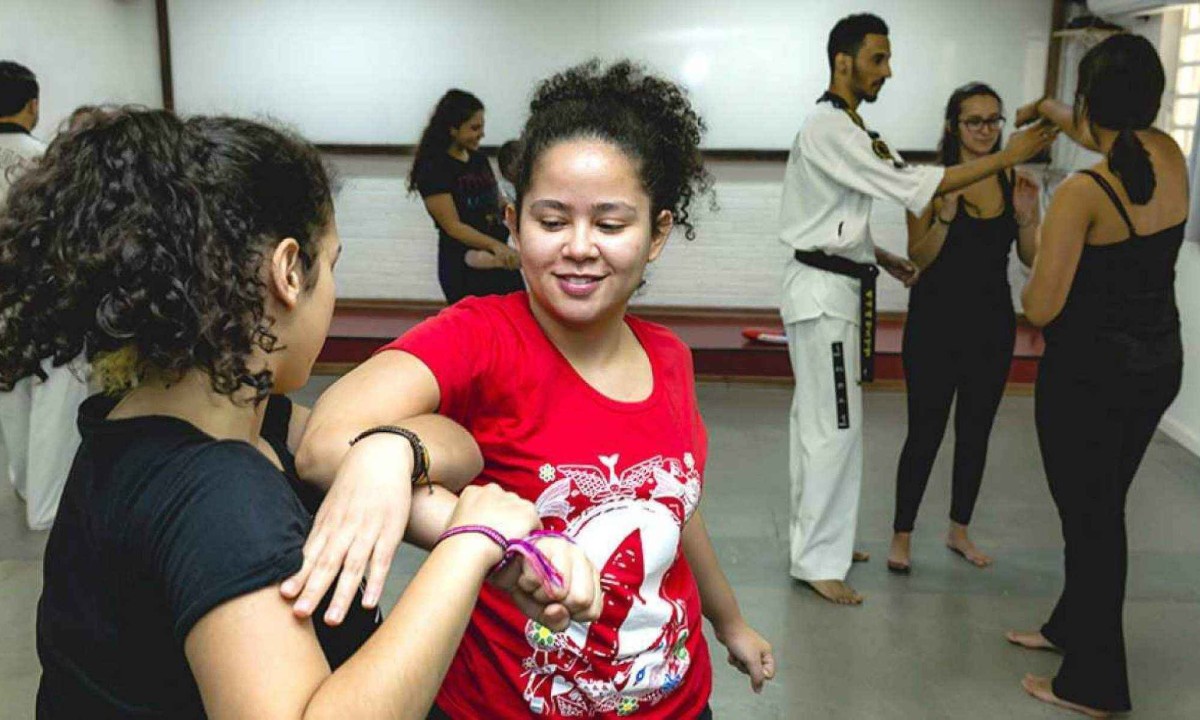 Alunos praticando aula de defesa pessoal no Colégio e Pré-vestibular Determinante -  (crédito: Nicacio Fotos)