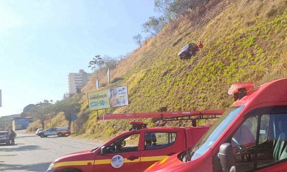 Homem jogou o carro no barranco, mas o veículo parou numa espécia de degrau que havia na descida e ficou dependurado -  (crédito: Redes sociais)