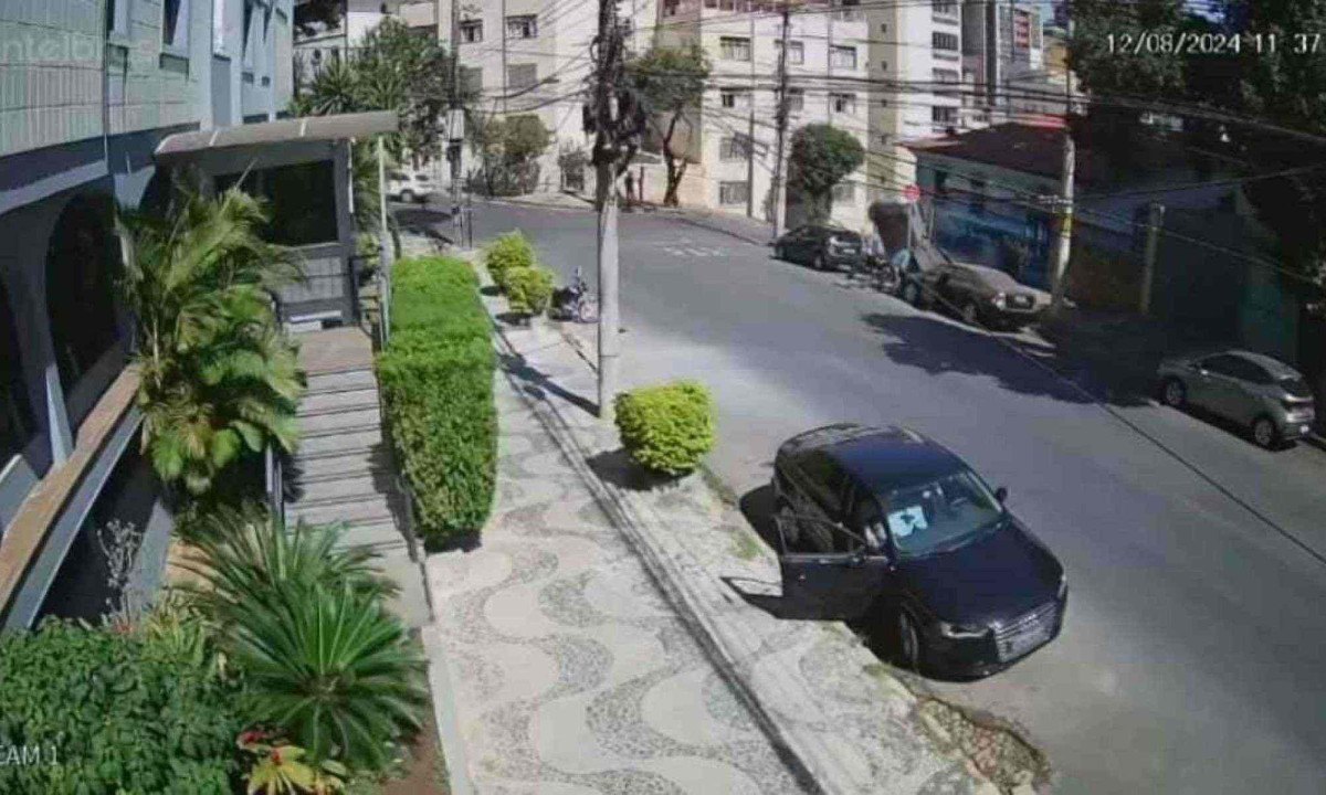 Carro bate em portão e idosa morre em BH -  (crédito: Reprodução)