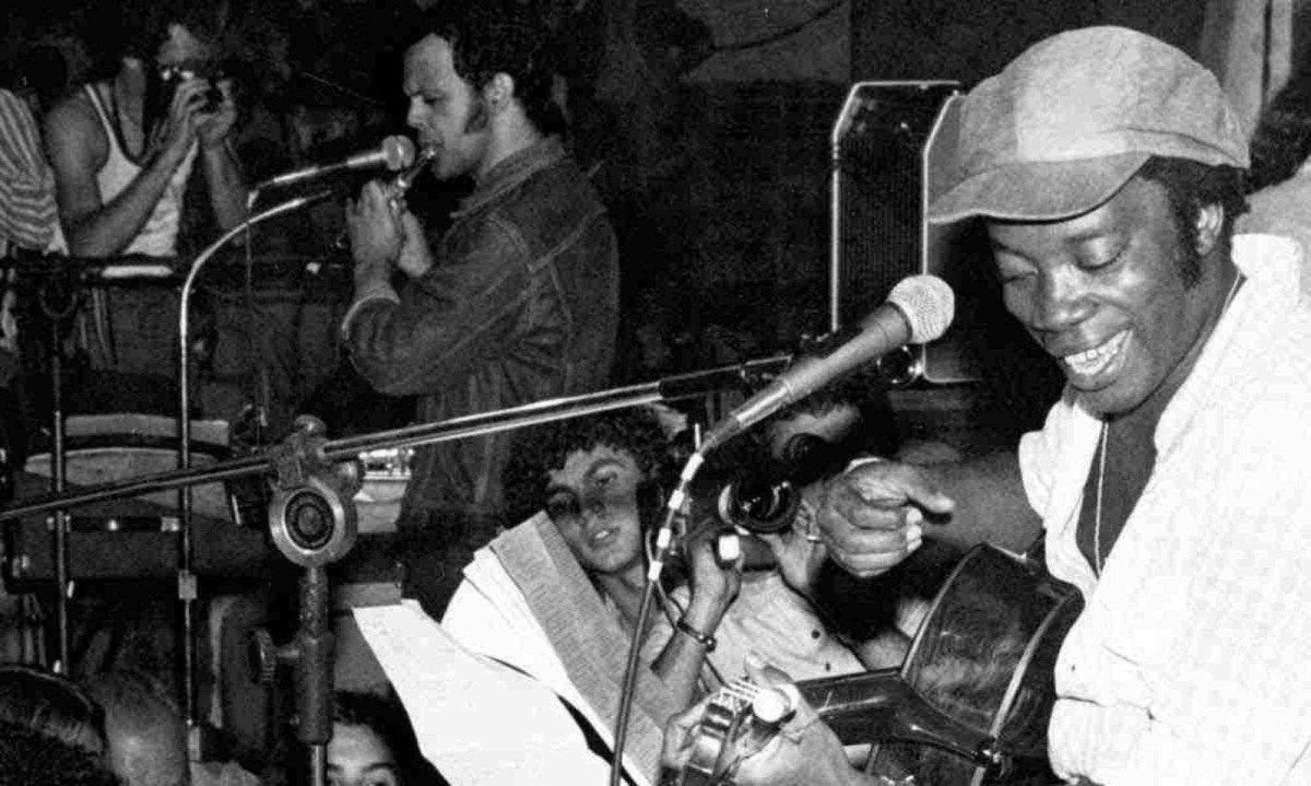 Milton Nascimento durante show no Mackenzie, em 1975, em BH. Ao fundo, Nivaldo Ornelas toca flauta
 -  (crédito: Arquivo EM)