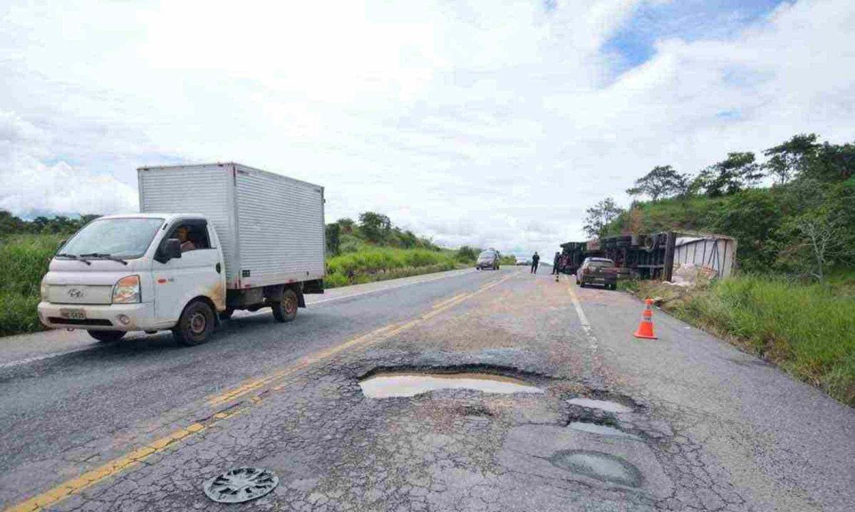 As deficiências de infraestrutura impedem o setor de crescer mais. Estradas ruins (foto), portos deficientes e escassa malha ferroviária  -  (crédito: ALEXANDRE GUZANSHE/EM/D.A PRESS)