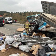 BR-116: batida entre ônibus e caminhão mata motoristas dos dois veículos - Corpo de Bombeiros/Divulgação