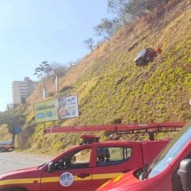 Homem agride namorada e joga carro em barranco - Redes sociais