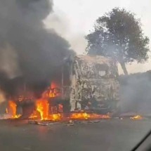 Ônibus fica carbonizado na MG-010; fogo teria começado por ação humana - Reprodu&ccedil;&atilde;o