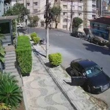 Idosa morre ao bater carro em muro de casa em BH; veja o vídeo - Reprodução