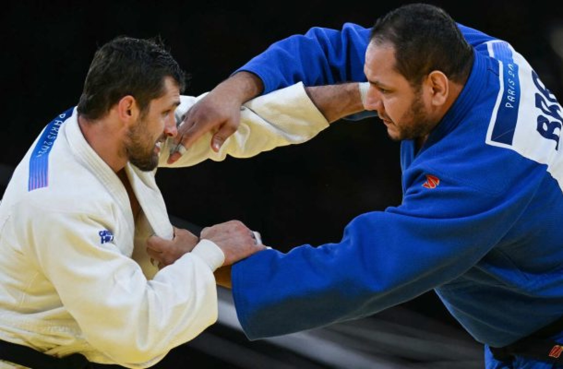 Olimpíada: judoca brasileiro exibe medalhas, e detalhe chama atenção