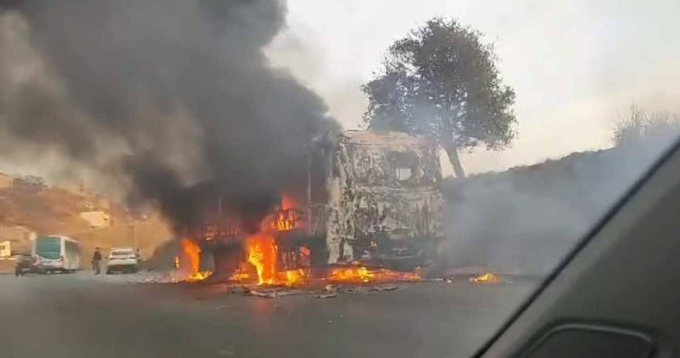 Ônibus fica carbonizado na MG-010; fogo teria começado por ação humana