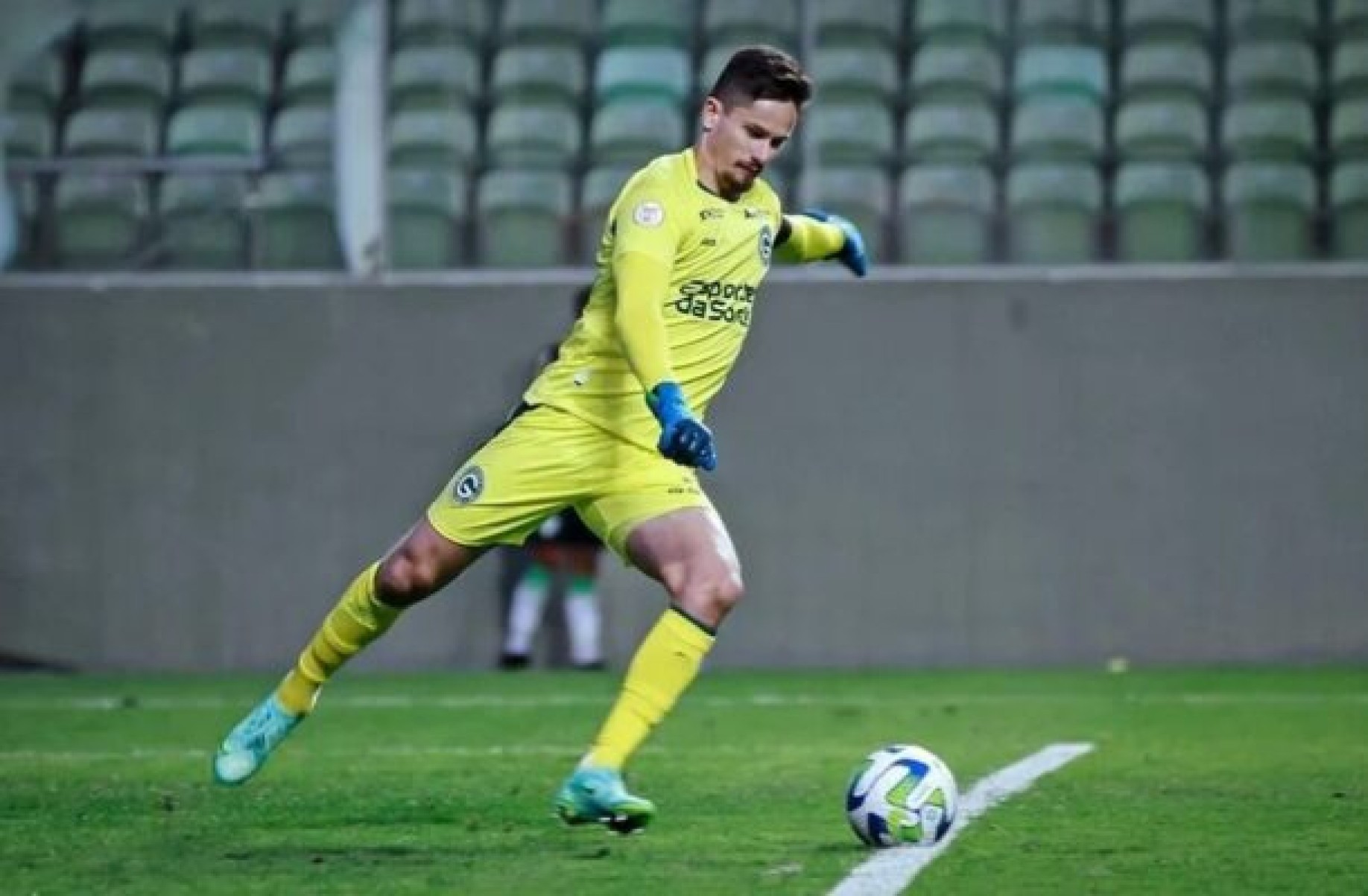 Goleiro Tadeu faz dois gols, e Goiás vence Ceará pela Série B