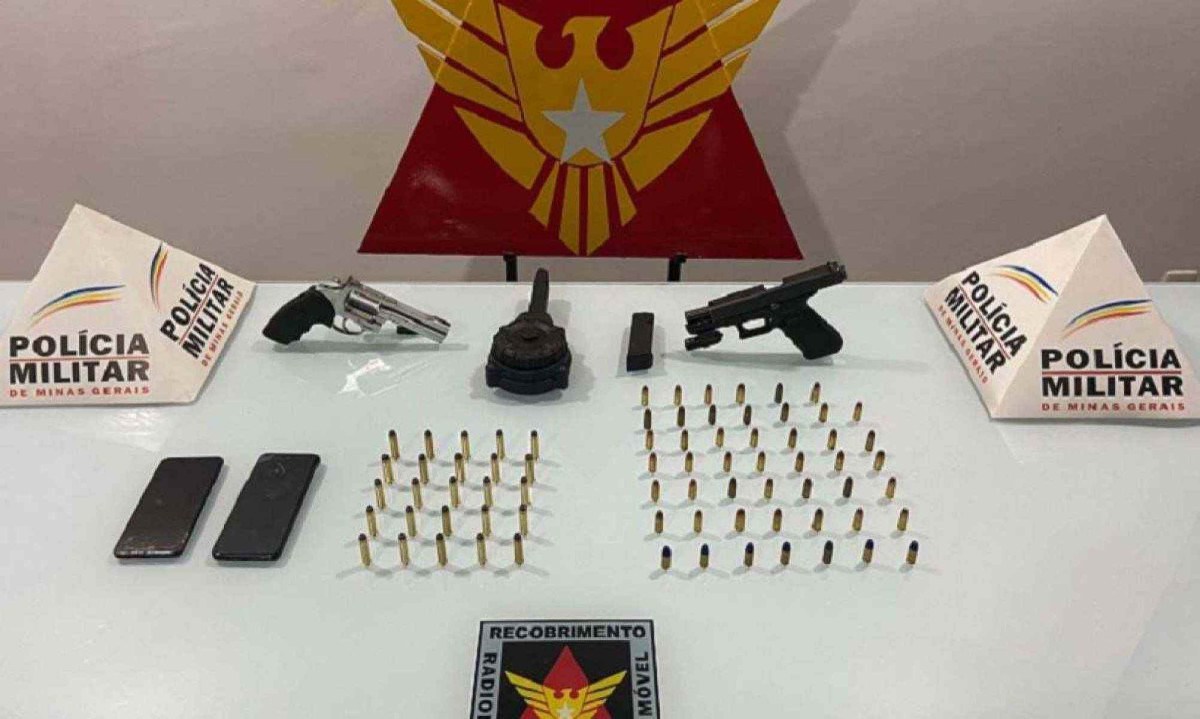 Armas, carregador e celulares apreendidos pela Polícia Militar em Governador Valadares -  (crédito: PMMG)