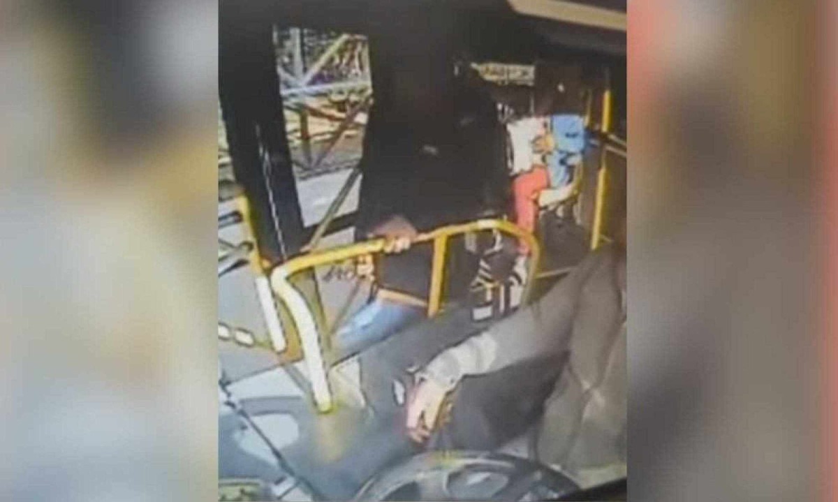 Imagens do circuito interno no ônibus ajudaram no reconhecimento do suspeito -  (crédito: Reprodução)