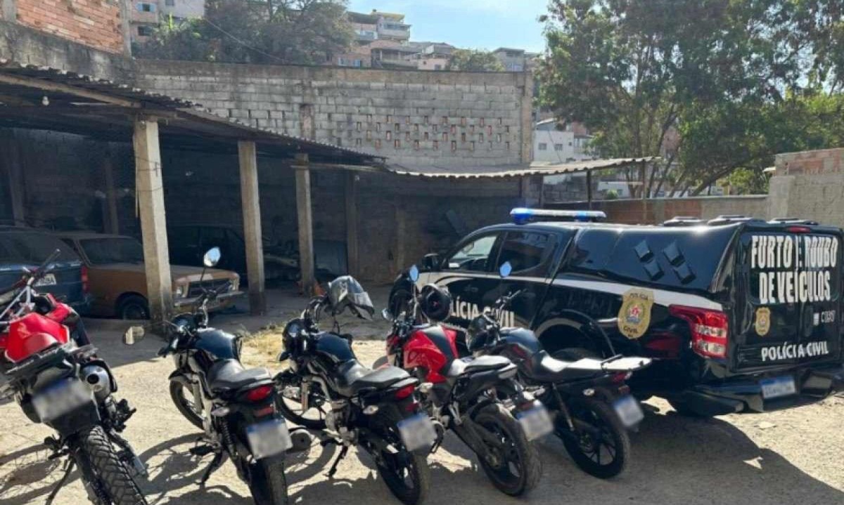 No local alvo das buscas foram encontradas motocicletas com registro de furto e roubo -  (crédito: PCMG)