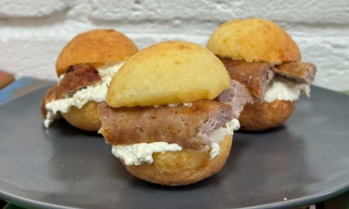 Na foto, pão de queijo com linguiça e creme de queijo canastra, receita da marca Soul de Queijo -  (crédito: Divulgação)