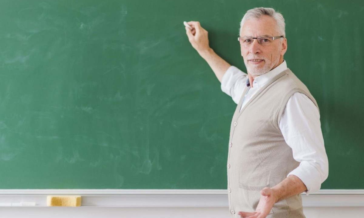 Professor dá aula, usando o quadro, para apresentar e explicar o conteúdo para os alunos, situação comum em sala de aula, contudo, pesquisa revela que a maior parte dos educadores  mineiros são temporários, condição que pode prejudicar o aprendizado  -  (crédito: Freepik)