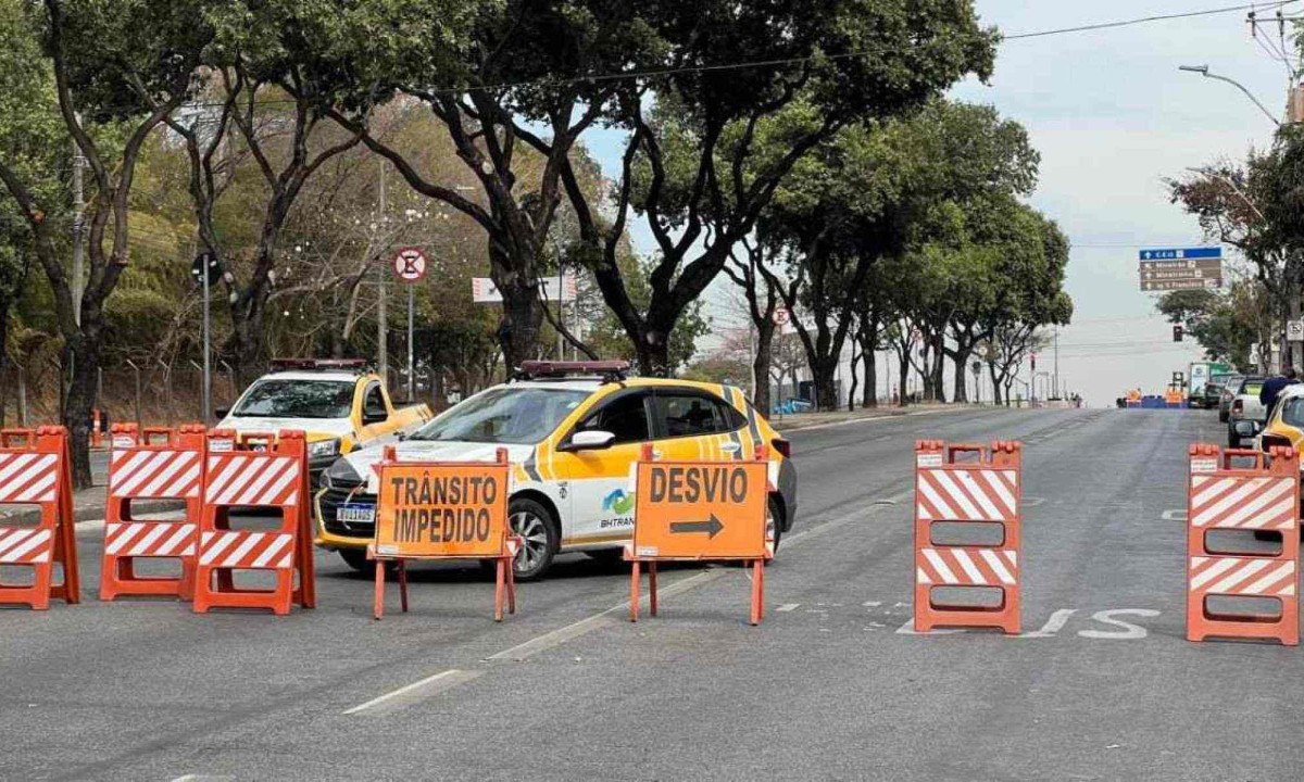 Interdição da Avenida Antônio Abrahão Caram -  (crédito: Edésio Ferreira/EM/D.A.Press)