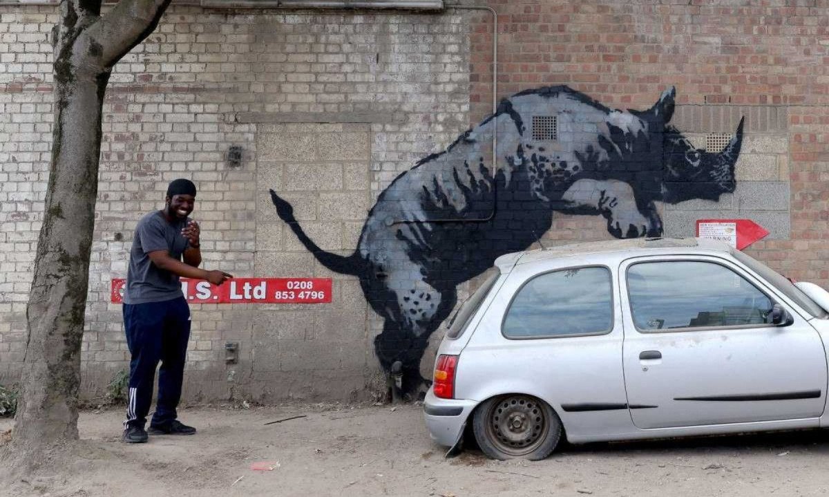 Trepado na traseira de um carro abandonado, rinoceronte surgiu em Charlton, no Sudoeste de Londres  -  (crédito: Adrian Dennis/AFP)