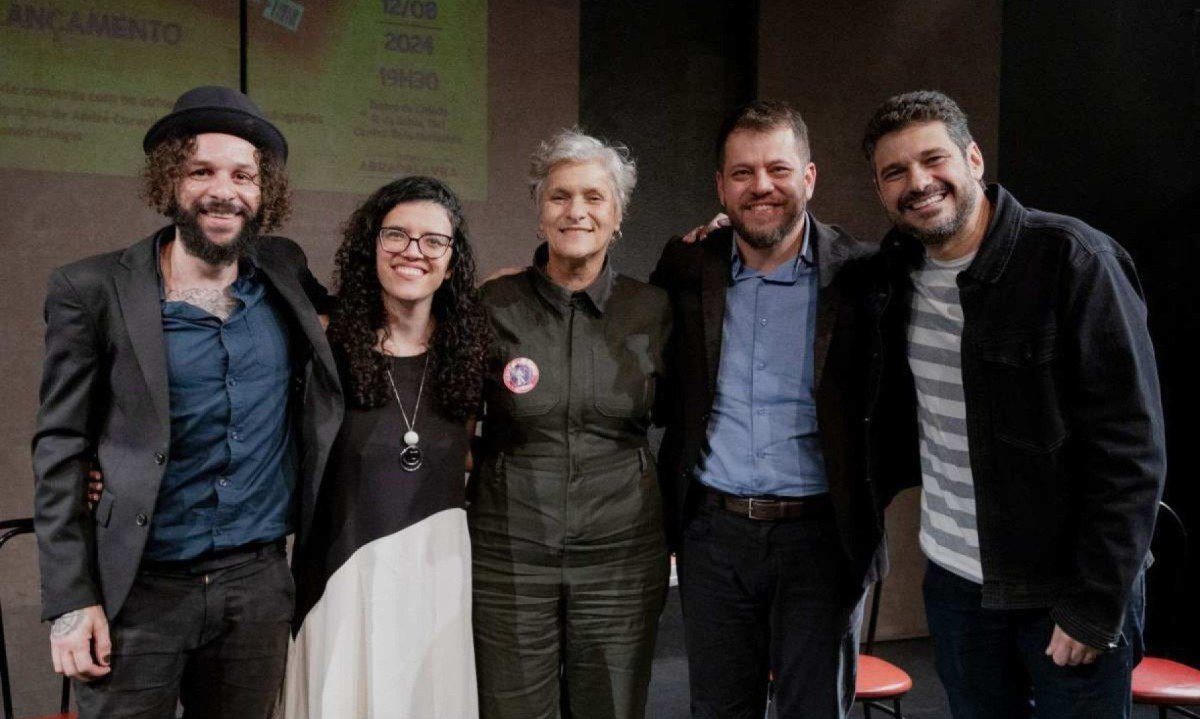 Chicó do Céu, Aline Cântia, Cida Falabella, Fernando Chagas e André Curvello sorriem para a câmera