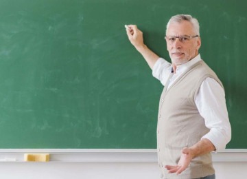 Professor dá aula, usando o quadro, para apresentar e explicar o conteúdo para os alunos, situação comum em sala de aula, contudo, pesquisa revela que a maior parte dos educadores  mineiros são temporários, condição que pode prejudicar o aprendizado  -  (crédito: Freepik)