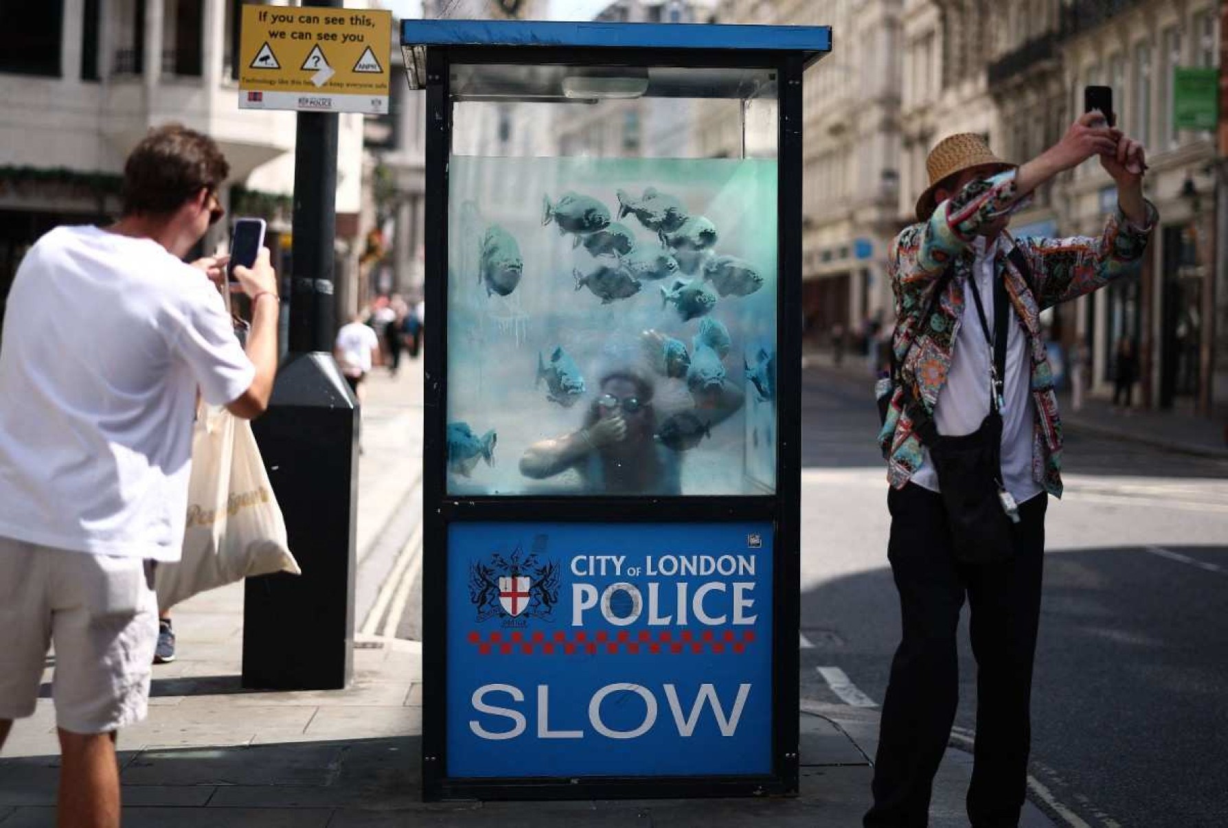 Grafite do artista Banksy mostra piranhas nadando em posto policial de Londres