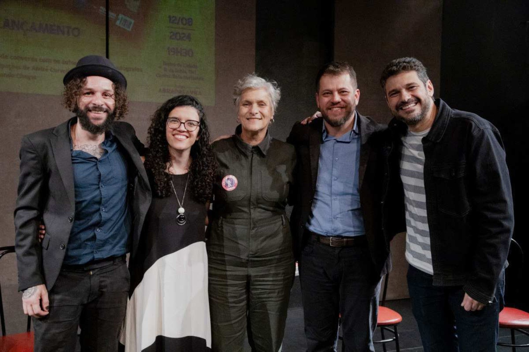 Chicó do Céu, Aline Cântia, Cida Falabella, Fernando Chagas e André Curvello sorriem para a câmera