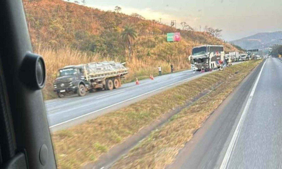 Ônibus bateu na traseira da carreta na altura do km 500 da BR-040 -  (crédito: Redes Sociais)