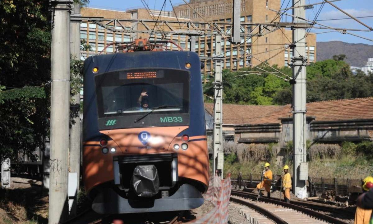 As alterações no tempo habitual de intervalo entre os trens do metrô estão acontecendo em razão das obras de revitalização da via permanente -  (crédito: Alexandre Guzanshe/EM/D.A Press)