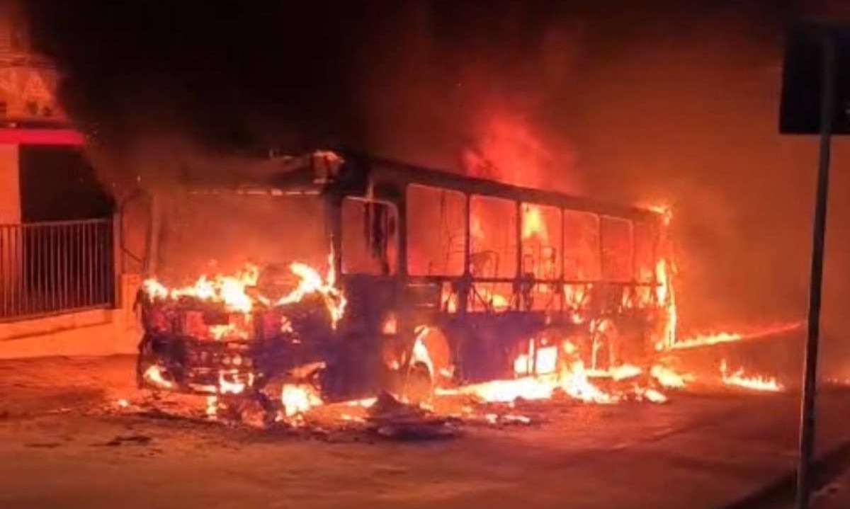 Ônibus foi destruído por incêndio na noite dessa terça-feira (13) no Barreiro -  (crédito: CBMMG)