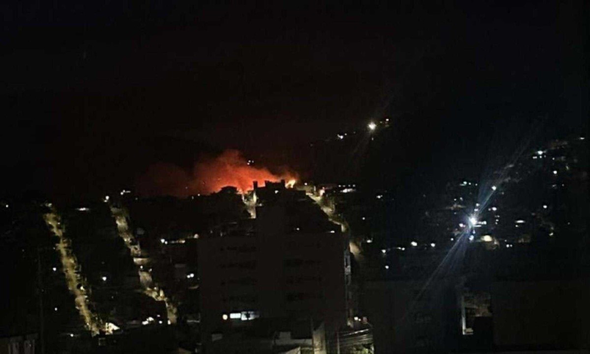 Aeronave do Corpo de Bombeiros é usada em apoio para debelar as chamas -  (crédito: Arquivo pessoal/Imagem cedida ao Estado de Minas)