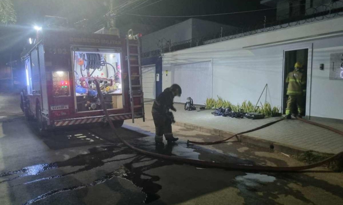 Bombeiros apagaram chamas em casa no Bairro Ibituruna. Incêndio causou morte de empresário -  (crédito: Luiz Ribeiro/DA Press)