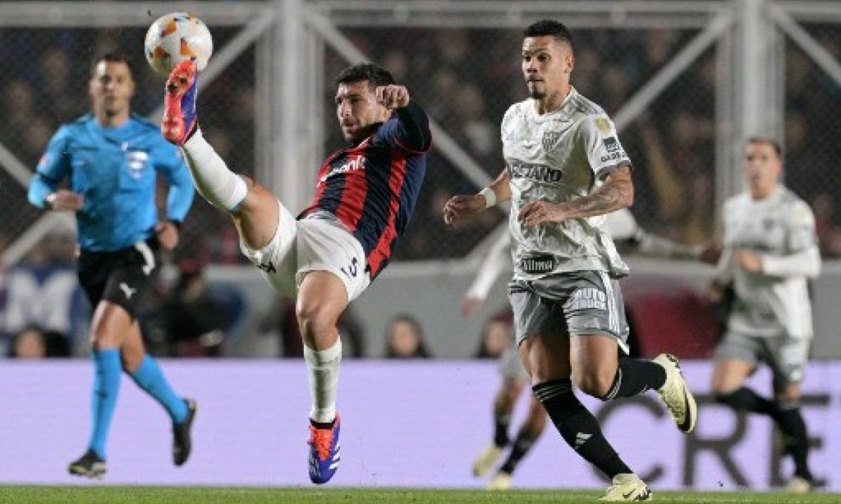  San Lorenzo's midfielder Eric Remedi (L) and Atletico Mineiro's forward Paulinho fight for the ball during the Copa Libertadores round of 16 first leg football match between Argentina's San Lorenzo and Brazil's Atletico Mineiro at the Pedro Bidegain stadium in Buenos Aires, on August 13, 2024. (Photo by JUAN MABROMATA / AFP)
       -  (crédito:  AFP)