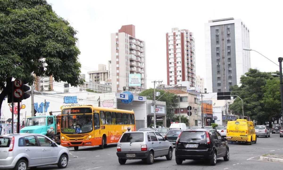 Vista da Avenida do Contorno, na altura do bairro Santo Agostinho, que será modelo para construção do Plano de Mobilidade Limpa de BH -  (crédito: Gladyston Rodrigues/EM/D.A.Press)