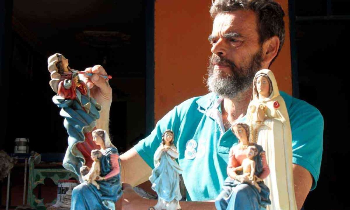 Carlos Maurício Perret, artista de múltiplos talentos, há 50 anos dedicado à arte sacra, que é testemunha do fervor por santos de devoção, mas também de episódios de pura discriminação -  (crédito: Jair amaral/EM/D.a press)