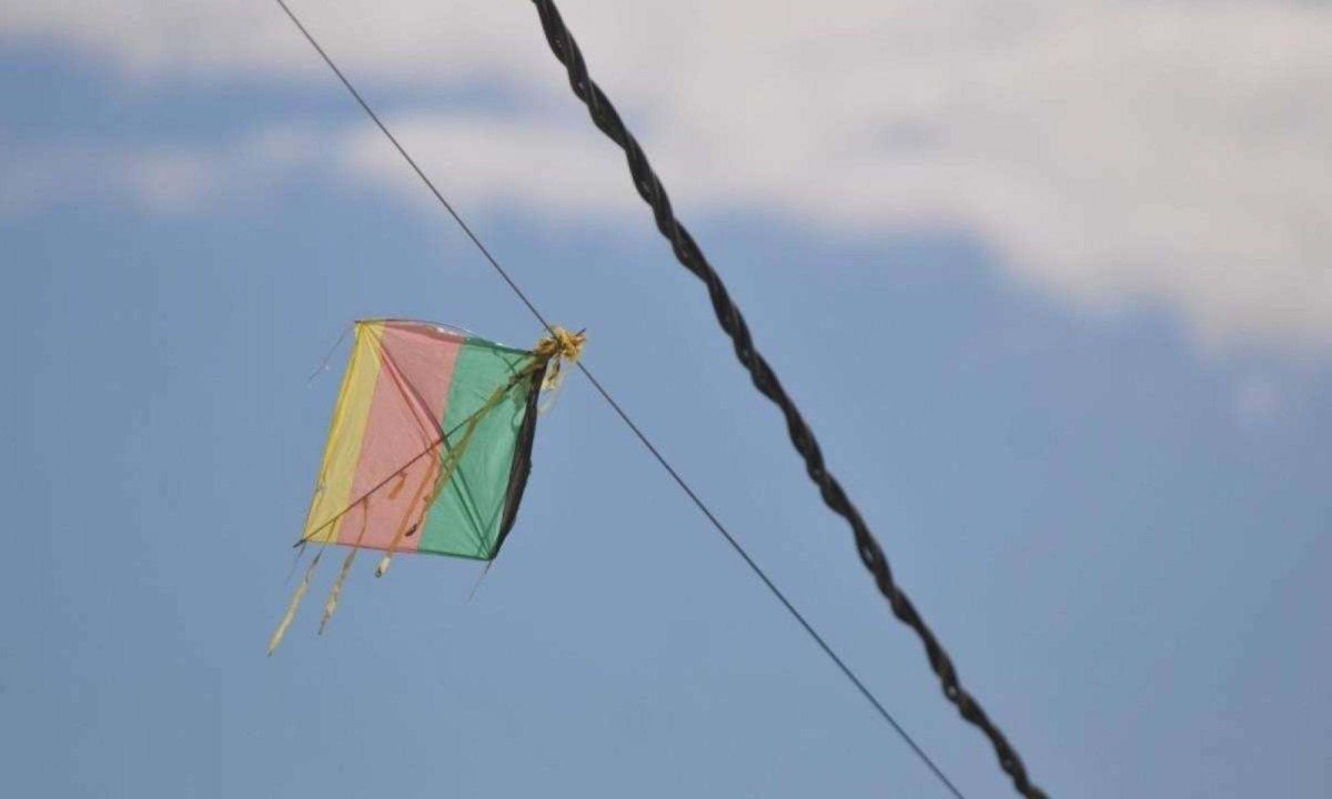 Adolescente subiu em árvore para resgatar a pipa e sofreu uma descarga elétrica -  (crédito:  Leandro Couri/EM/D.A.Press)