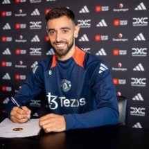 Bruno Fernandes cumprimenta o técnico Erik ten Hag após renovação -  (crédito: Foto: Divulgação)