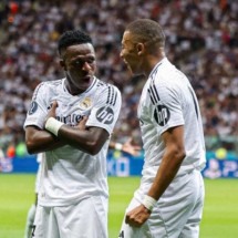 Vini Jr e Mbappé celebram primeiro gol do atacante francês com a camisa merengue -  (crédito: Foto: Divulgação/Real Madrid)