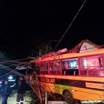 Motorista de ônibus escolar perde controle e bate em poste em cidade de MG - Divulgação CBMMG