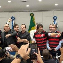 Dirigentes do Flamengo e nomes conhecidos da política do Rio de Janeiro durante leilão -  (crédito: Foto: Lucas Bayer/Jogada10)