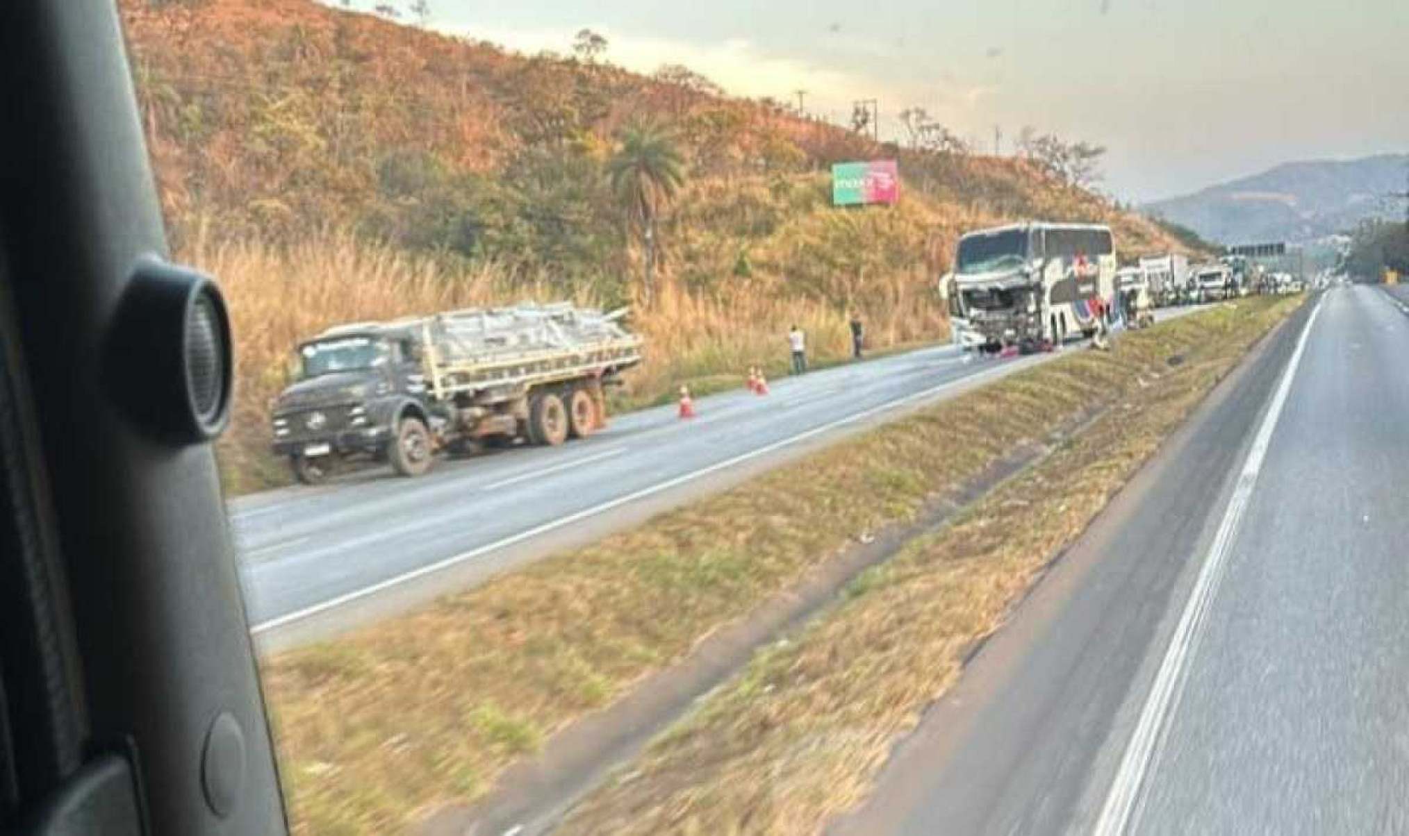 Motorista morre em batida com ônibus e carreta na BR-040