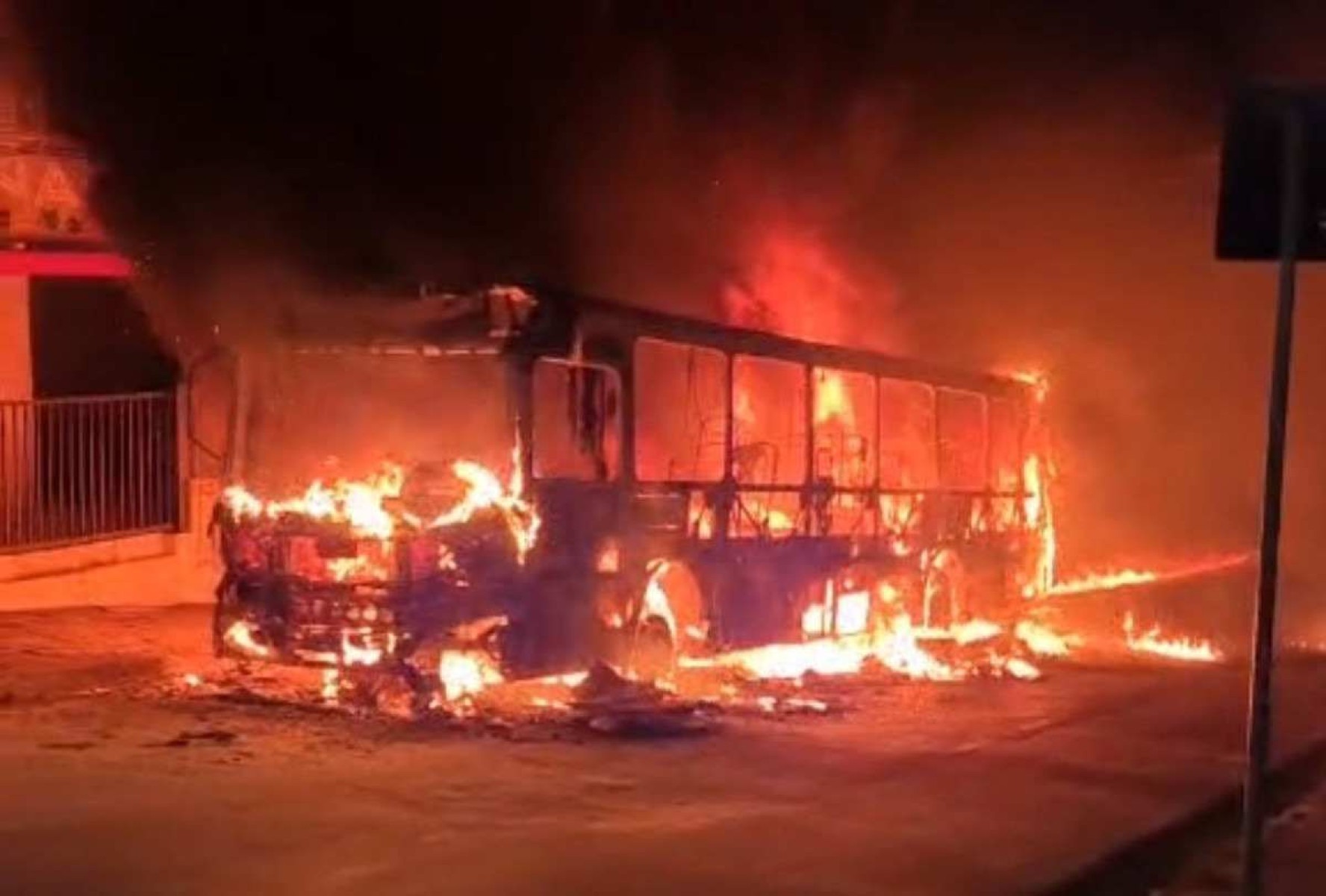 BH: pane elétrica pode ter causado incêndio que destruiu ônibus no Barreiro