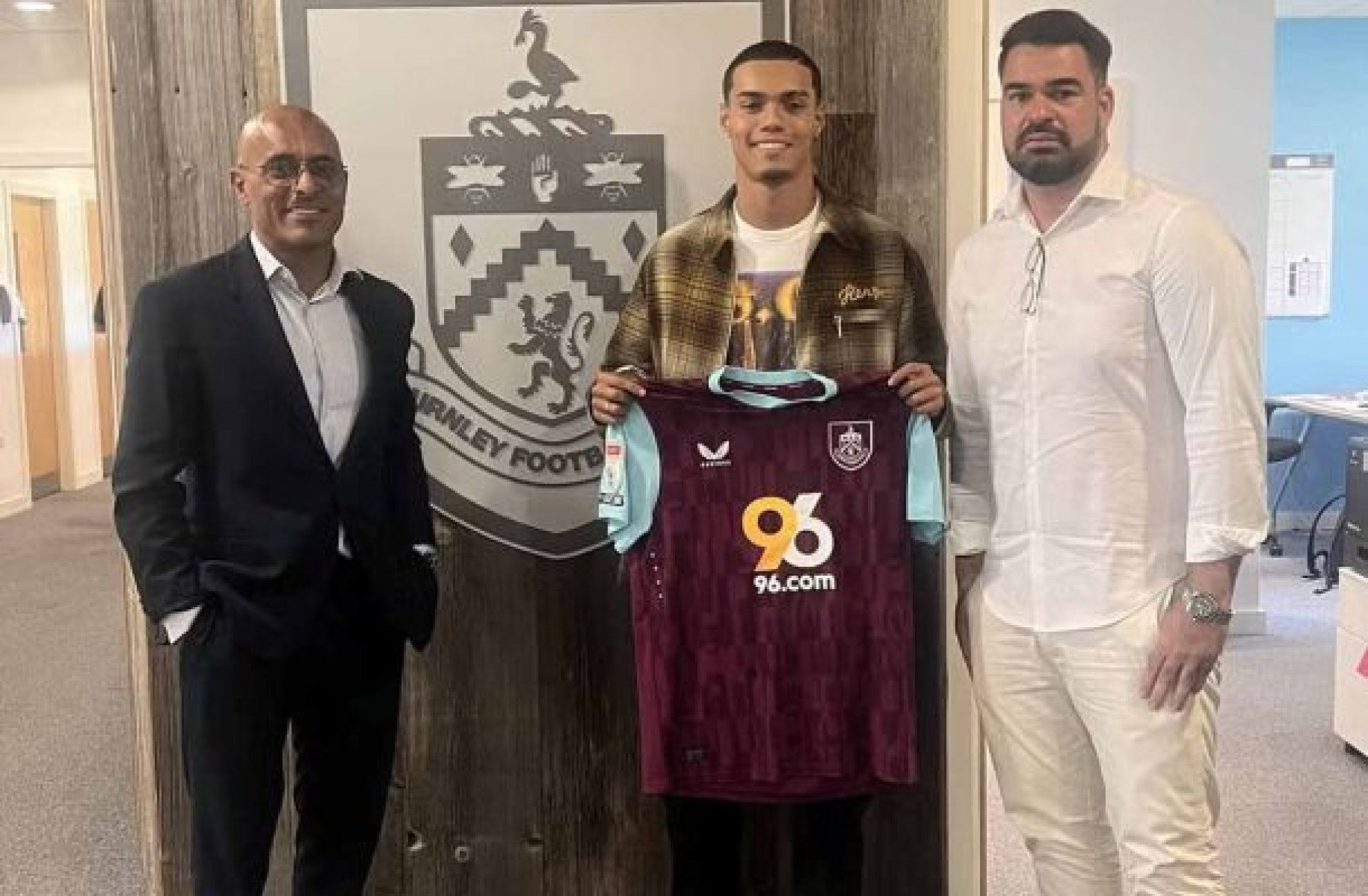 Burnley assina com João Mendes, filho de Ronaldinho Gaúcho