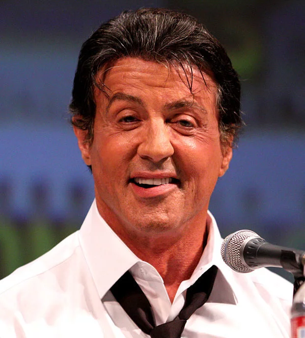 Sylvester Stallone: Antes de eternizar seu nome vivendo os personagens Rocky Balboa e John Rambo, Stallone estrelou o filme erótico chamado “The Party at Kitty and Stud’s”, de 1970. -  (crédito: Wikimedia Commons Gage Skidmore )