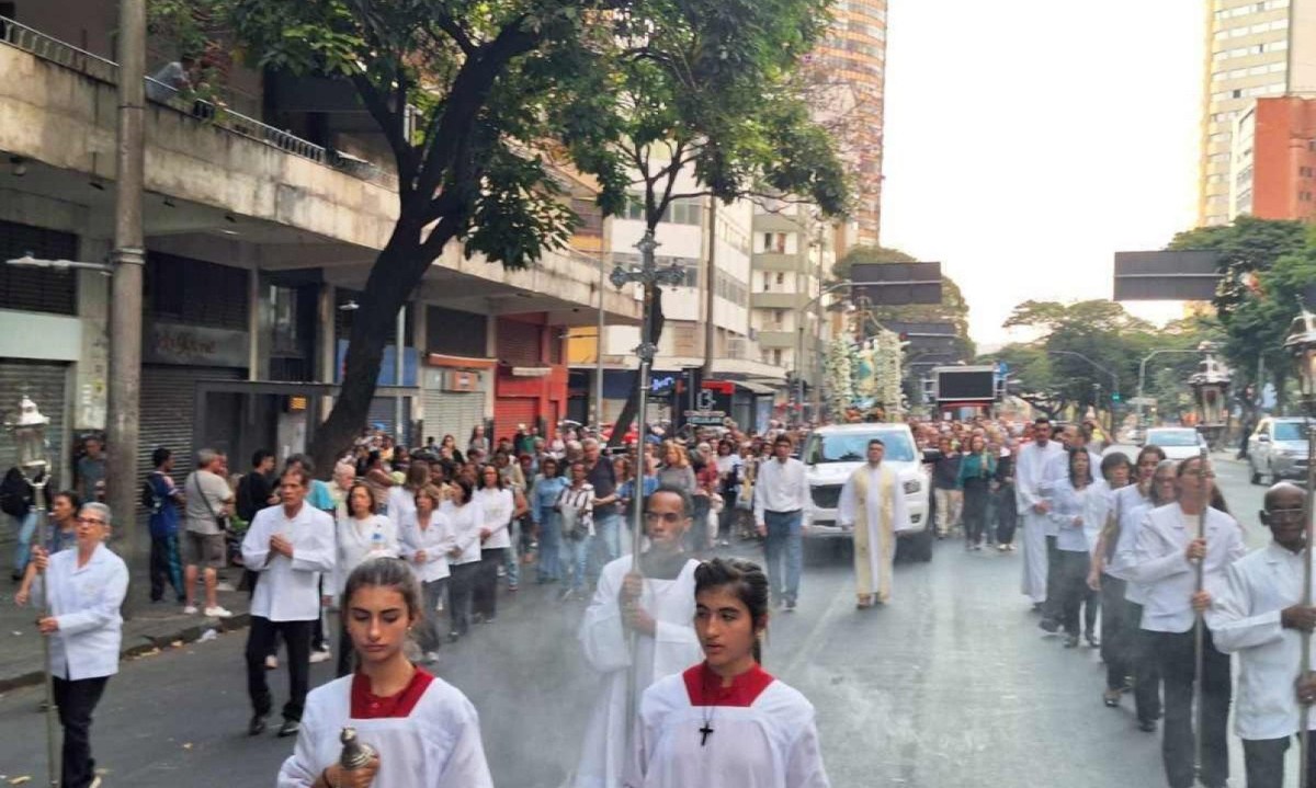 Fiéis trafegam em procissão pela Avenida Afonso Pena -  (crédito: Túlio Santos/EM/DA. Press)