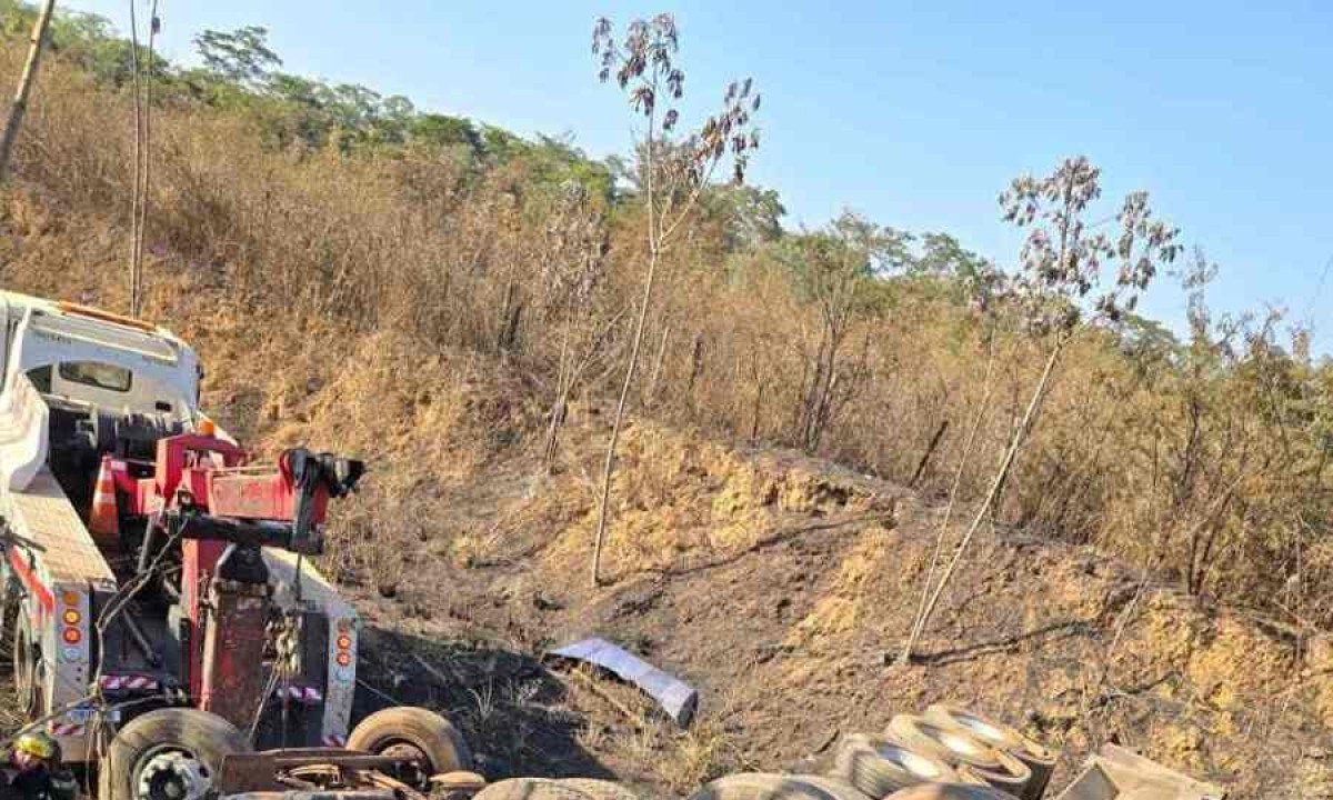 Carreta, que estava carregado com minério, saiu da pista, capotou e caiu em um barranco com cerca de dez metros de altura na BR-262, em MG -  (crédito: CBMMG / Divulgação)