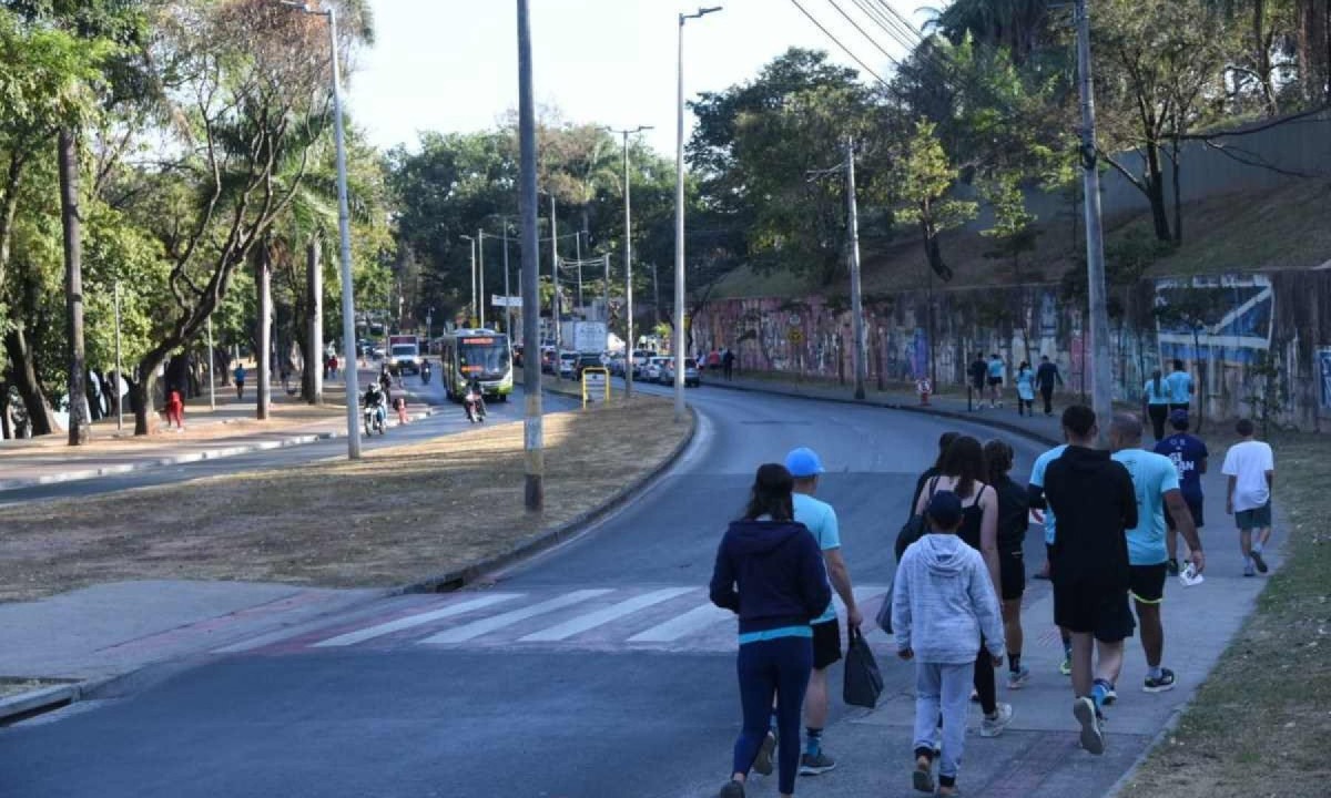 Trânsito no entorno do Mineirão, no primeiro dia de eventos da Stock Car. Avenida Chafir Ferreira com Otacílio Negrão de Lima -  (crédito: Gladyston Rodrigues/EM/D.A Press)